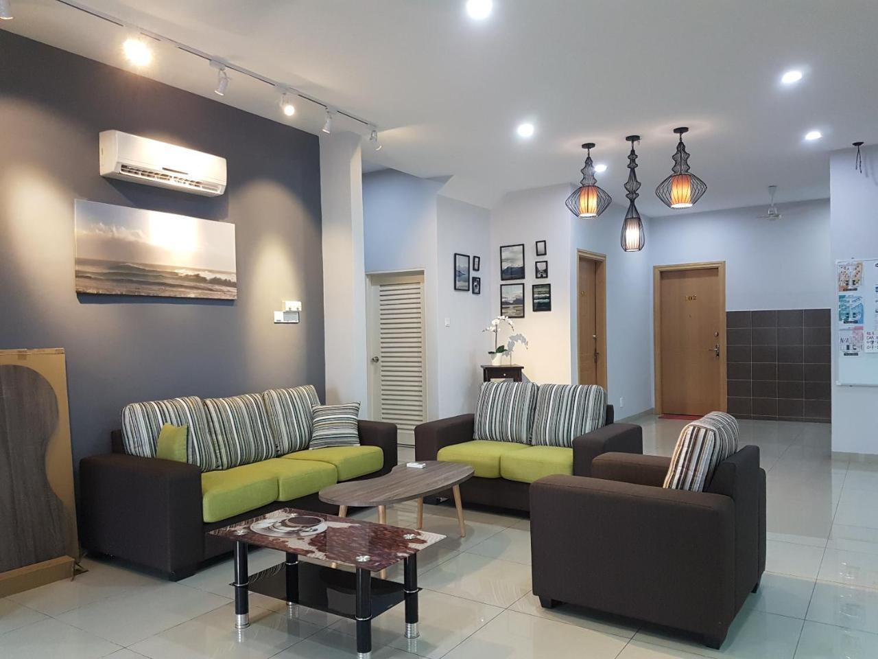 Homestay White House *