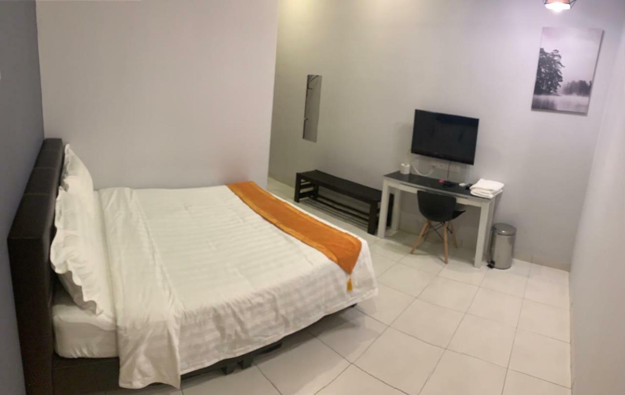 Homestay White House *