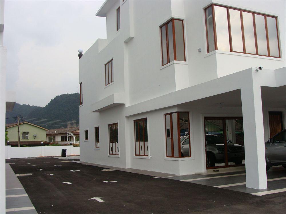 Homestay White House *