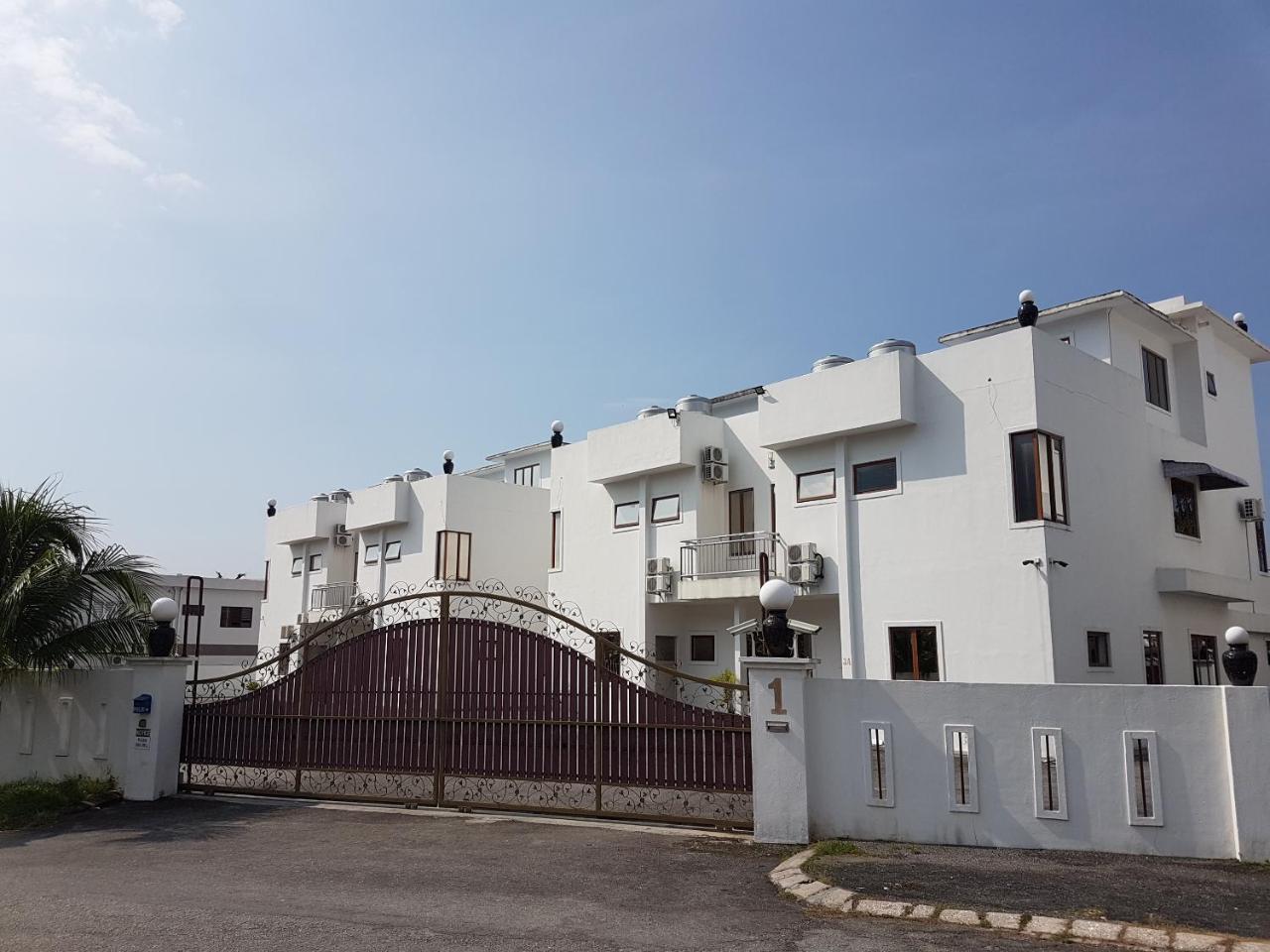 Homestay White House *